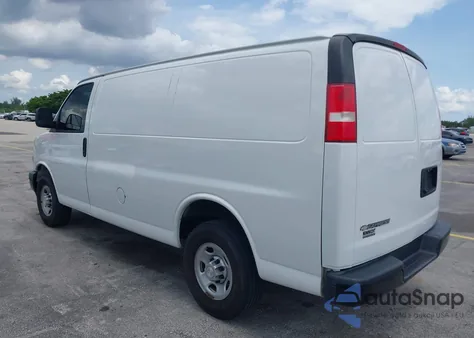 2018 Chevrolet Express 2500 Work Van z USA, uszkodzony, nr VIN 1GCWGAFP0J1342902